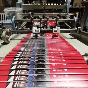 máquina en cadena encuadernando portadas de libros