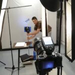 hombre preparando el set para una sesión fotográfica