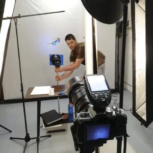 hombre preparando el set para una sesión fotográfica