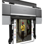 impresora de gran formato imprimiendo una fotografía de un hombre mirando el móvil