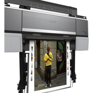 impresora de gran formato imprimiendo una fotografía de un hombre mirando el móvil